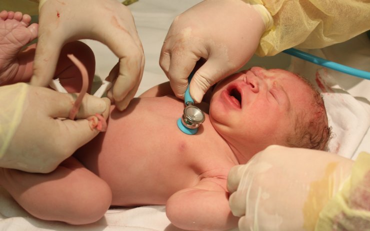 Tatínkové zatím nemohou být v nemocnicích Krajské zdravotní u porodu. Tady je vysvětlení