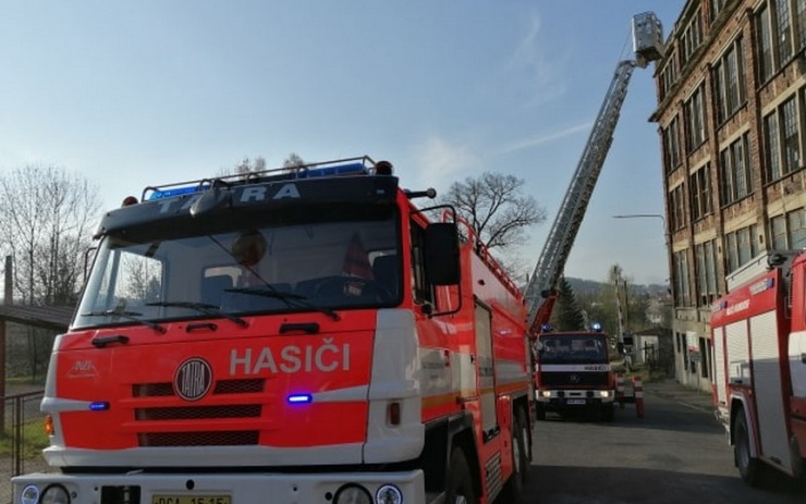 OBRAZEM: Hasiči vyjížděli k požáru bývalé slévárny, zasahovala i výšková technika