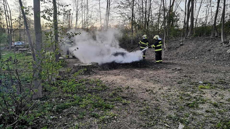 V Březinách hořel porost a strom. Požár se pokoušel uhasit osmiletý kluk svojí mikinou