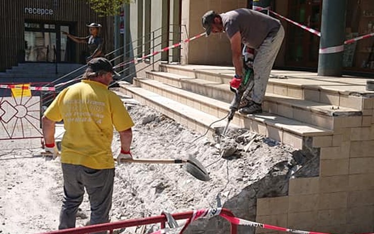 Schodiště do Domu Českého Švýcarska prochází v těchto dnech rekonstrukcí