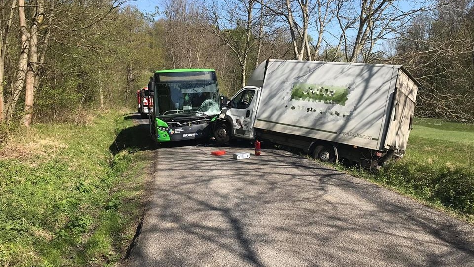 Foto: V Blankarticích havarovala dodávka s autobusem. Na místo vyjely dvě jednotky hasičů