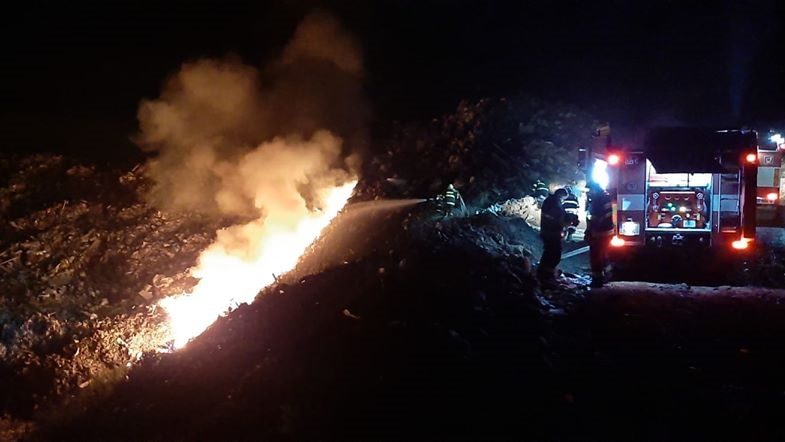 Od soboty hoří na skládce v Želechovicích-Čížkovicích. V úterý zasahovali i hasiči z Děčína