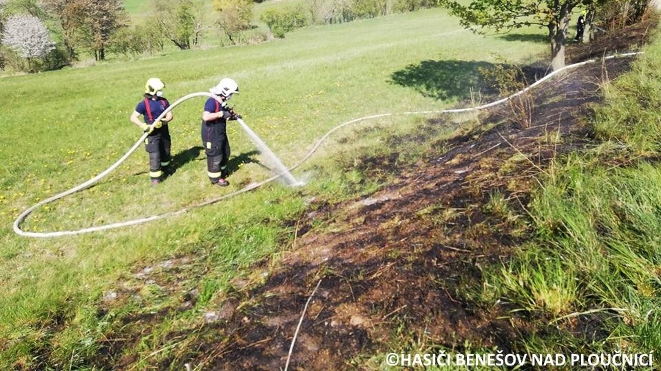 Foto: V Dobrné hořela tráva. Na místo vyjely dvě hasičské jednotky