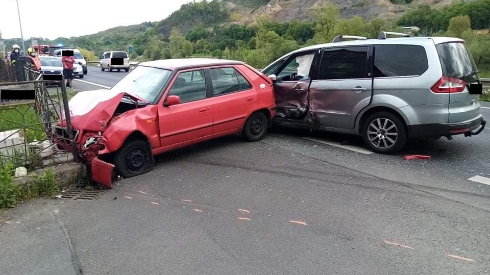 Foto: Na Ústecké ulici došlo k nehodě dvou aut. Na místo museli i hasiči