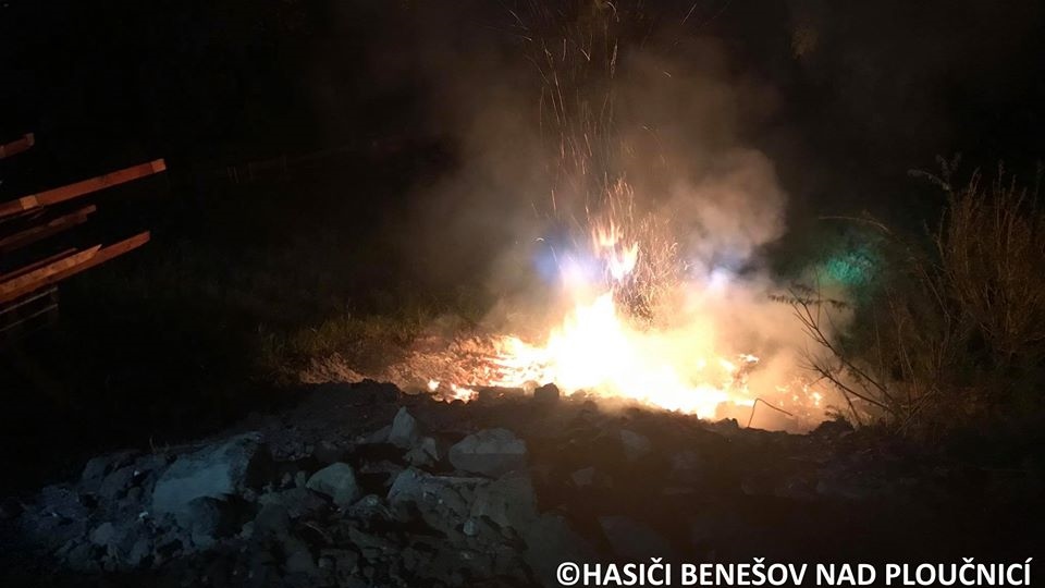 Hasiči ve čtvrtek večer vyjížděli k nahlášenému požáru lesa