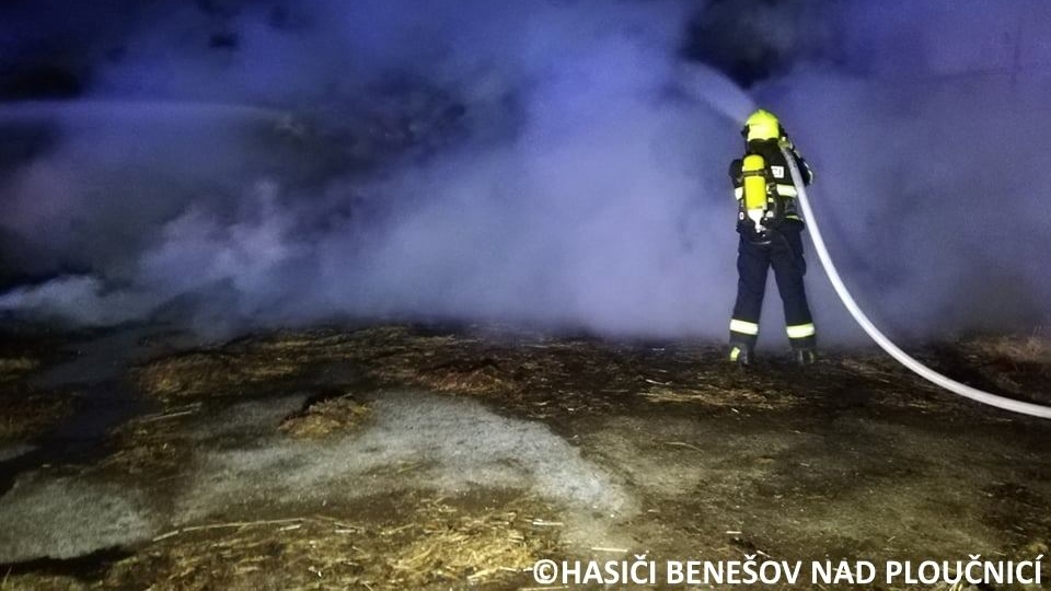 Foto: Šest hasičských jednotek likvidovalo požár sena v Rychnově