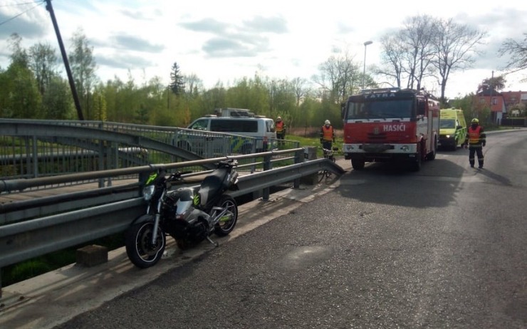 OBRAZEM: Motorkář se při nárazu do mostu zranil, skončil v péči záchranářů