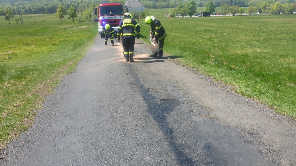 Na vozovku uniklo větší množství oleje. Dvě velké skvrny byly nedaleko rozhledny a pás oleje vedl až k hlavní silnici