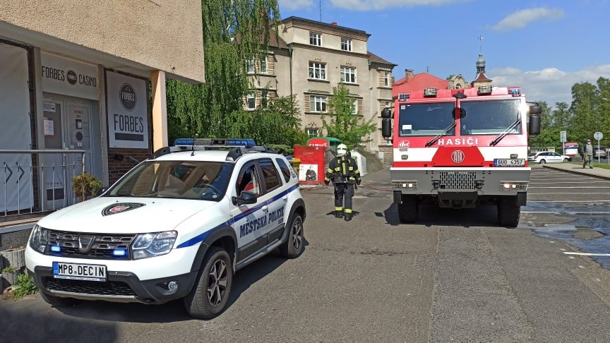 Bynov: Z kontejneru na elektroodpad vyšlehly plameny a šel černý kouř. Zasahovat museli strážníci i hasiči