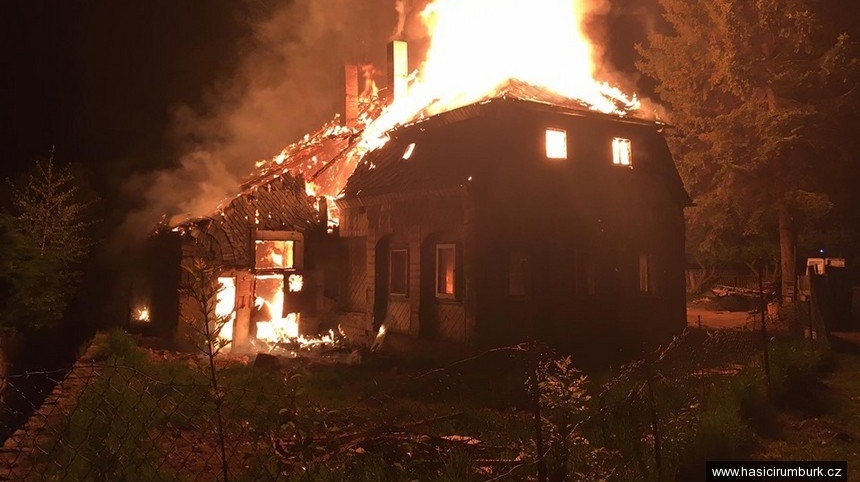 Foto: V Jiříkově hořel dům. Na místo vyjely čtyři hasičské jednotky