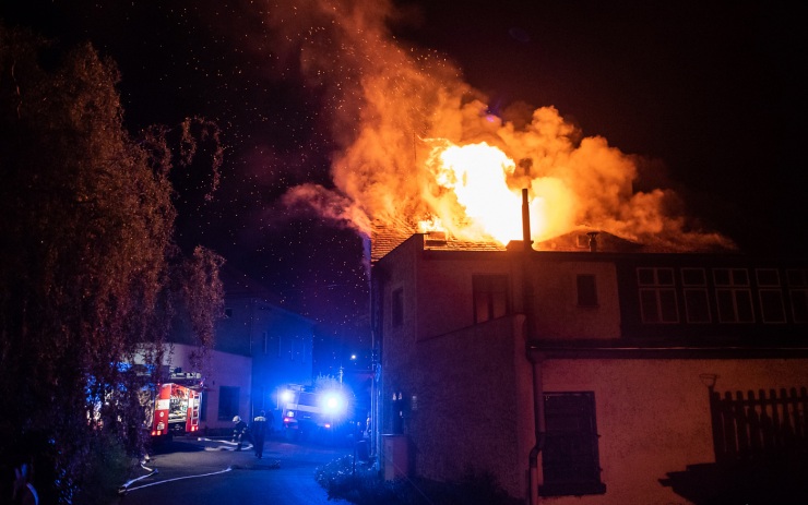 V noci hořel ve Varnsdorfu dům, s plameny bojovaly čtyři jednotky hasičů