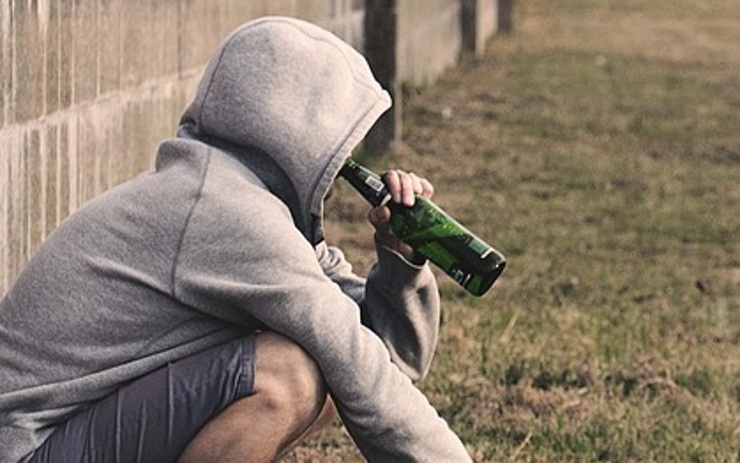Nezletilí mladíci popíjeli alkohol v lesoparku. Nadýchali skoro jedno a půl promile