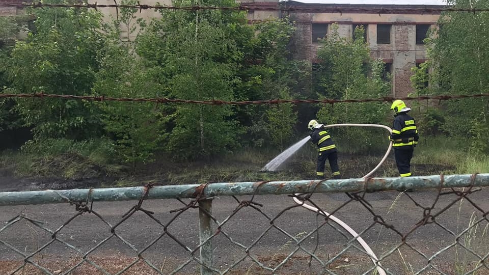V Boleticích nad Labem hořela tráva. Na místo jely dvě hasičské jednotky