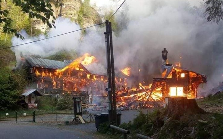 AKTUÁLNĚ: Rozsáhlý požár zachvátil historické chaty a lesní porost, s plameny bojuje deset jednotek hasičů