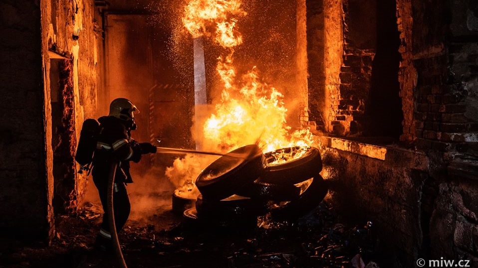 V bývalé slévárně opět hořelo. Na místo vyjeli hasiči i policisté