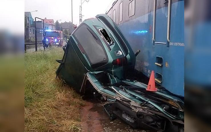 AKTUÁLNĚ: Žena v Děčíně skončila s autem v kolejišti, vlak ho sešrotoval