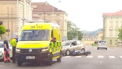 Hasiči a záchranáři vyjížděli k pádu cyklisty a ke karambolu motorky a auta