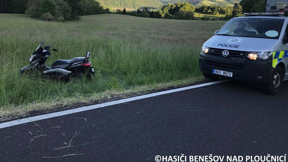 Složky IZS vyjely k nehodě motorkáře. Muž utrpěl středně vážné zranění a byl přepraven do nemocnice