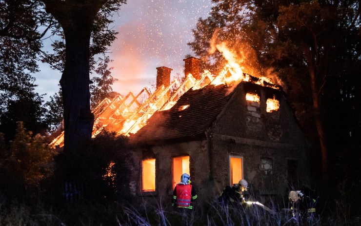 OBRAZEM: Plameny zachvátily dům ve Varnsdorfu, staticky narušené štíty se musely strhnout