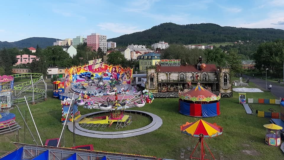 Pod Nový most na Staré Město po roce opět zavítal lunapark pana Novotného