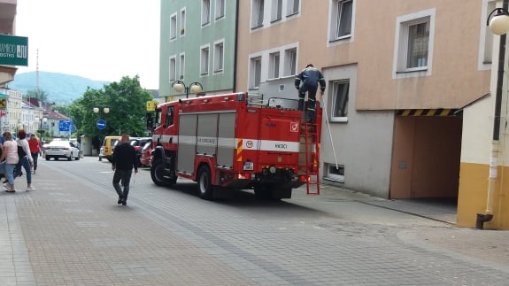 Děčín: Nevidomý občan přišel o slepeckou hůl. Pomohli strážníci a hasiči