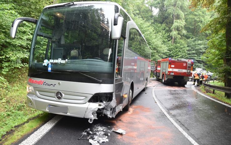 AKTUÁLNĚ: U Děčína se srazilo auto s autobusem, očekávejte dopravní komplikace