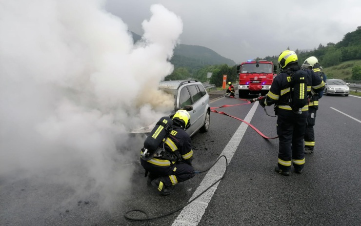 OBRAZEM: Na silnici u Řehlovic začalo hořet auto, na místo vyjížděli hasiči