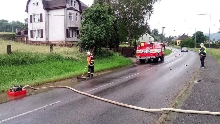 Voda v neděli ráno zaplavila hlavní silnici v Křešicích. Na místo vyjeli místní hasiči