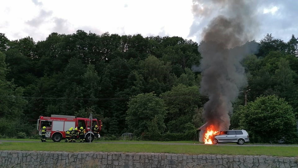 Foto: V Jílovém začalo za jízdy hořet auto. Plameny pohltily zcela přední část