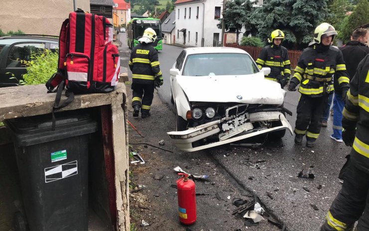 OBRAZEM: Hasiči vyjížděli k nehodě do Benešova, řidiči skončili v péči záchranářů