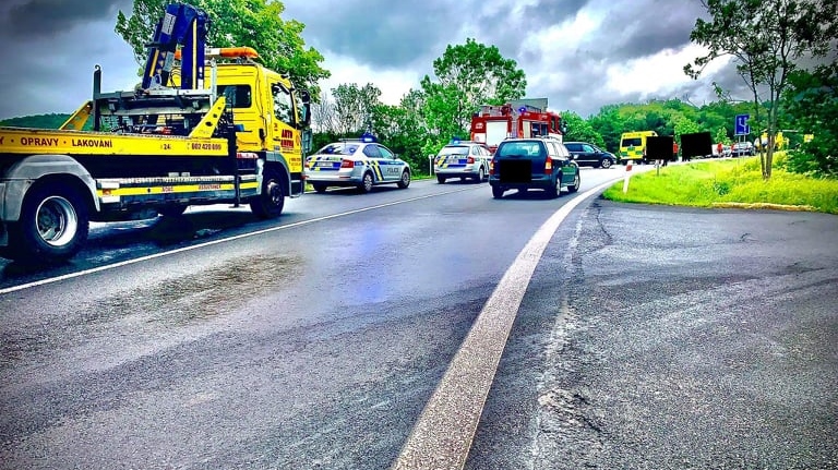 Foto: U Ludvíkovic v sobotu ráno havarova tři auta. Na místě zasahoval také vrtulník