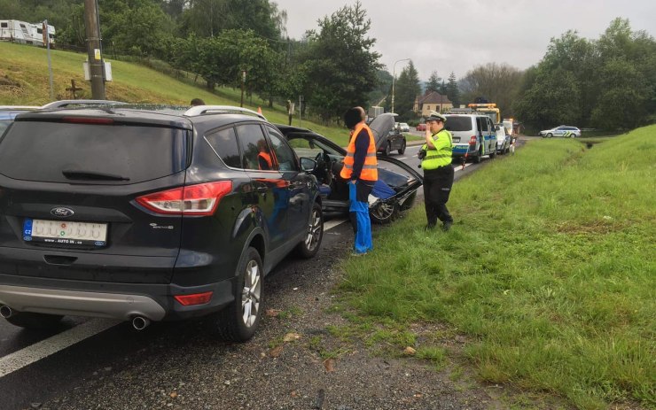 Řidička dostala smyk a nabourala do protijedoucího auta. Zraněnou spolujezdkyni museli vyprostit