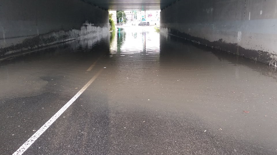 Foto: Prudký déšť v Děčíně zatopil několik míst. V Jílovém voda vyplavila na silnici bahno a kamení
