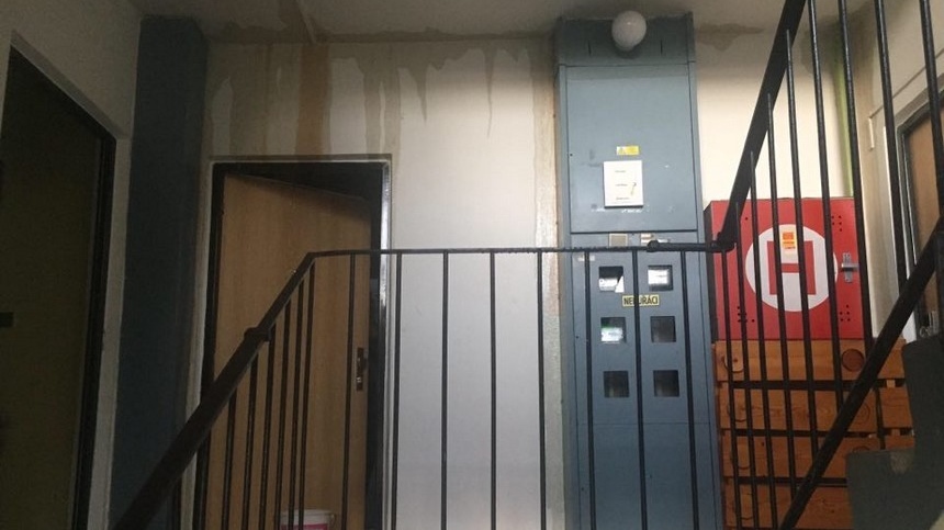 Rumburk: Jednotka hasičů vyjížděla na čerpání vody v panelovém bytě