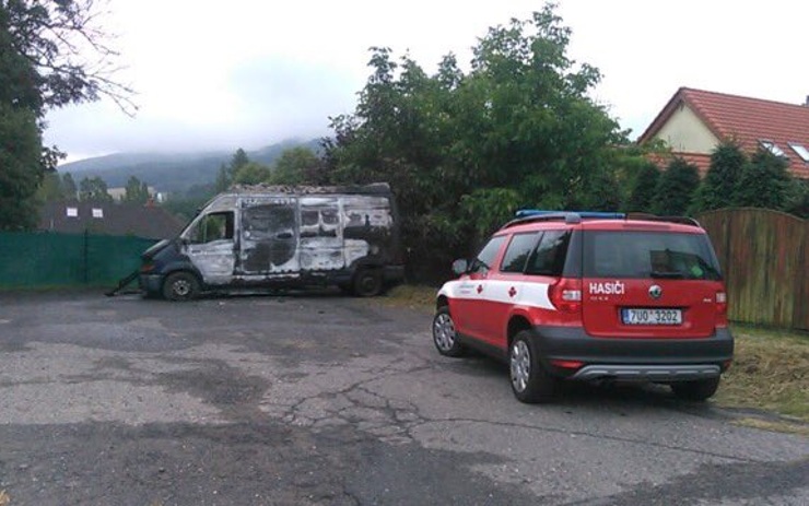 Na parkovišti došlo k požáru dodávky, plameny ji zasáhly celou