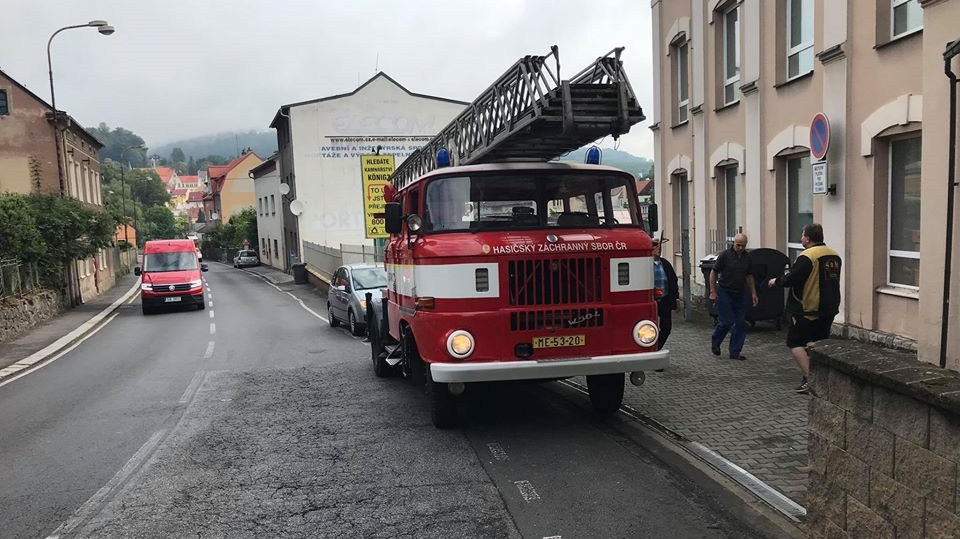 Hasiči sundavali kočku ze střechy garáže. Zvíře tam bylo několik dní a nemohlo zpět na zem