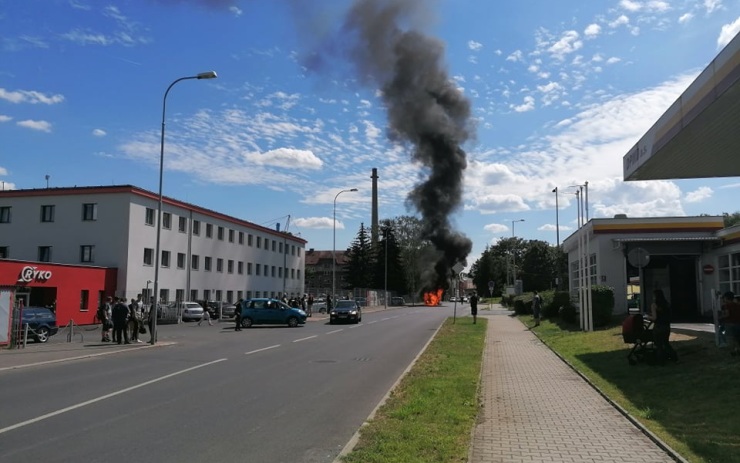 AKTUÁLNĚ OBRAZEM: U čerpací stanice začalo hořet auto, na místo vyjížděli hasiči