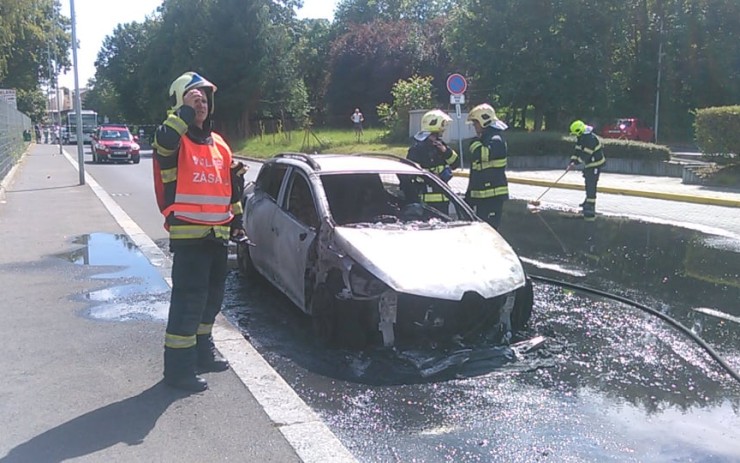 OBRAZEM: Plameny zachvátily auto na plyn, požár poškodil další vůz na parkovišti