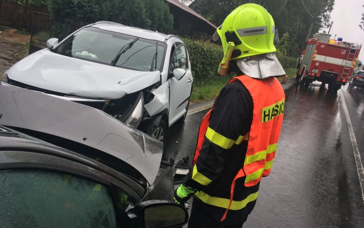 V Rybništi došlo k čelnímu střetu dvou aut, dva lidé skončili v nemocnici