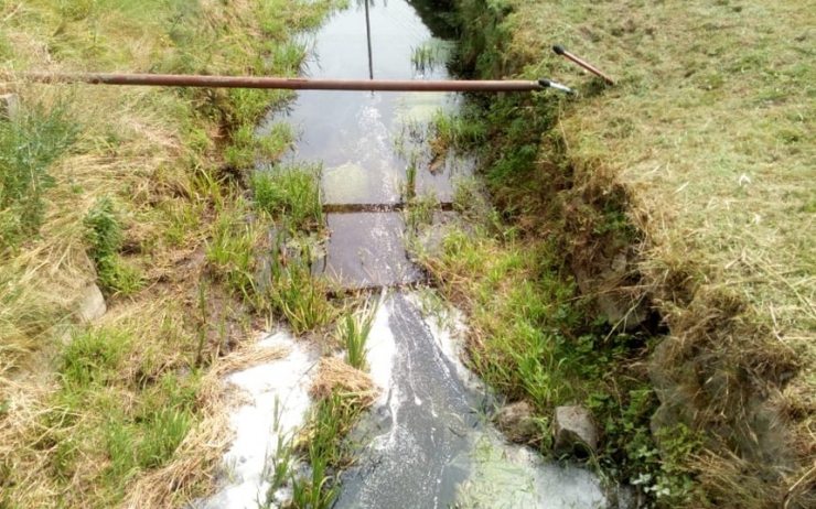 Na hladině se objevil mastný flek, hasiči nasadili sorpčního hada