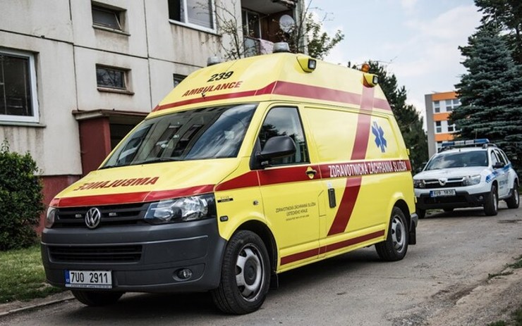Chlapec byl letecky transportován do pražské nemocnice. Byl vážně opařený