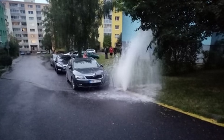 Hasiče zaměstnala havárie vodovodního řadu, voda se valila ulicemi