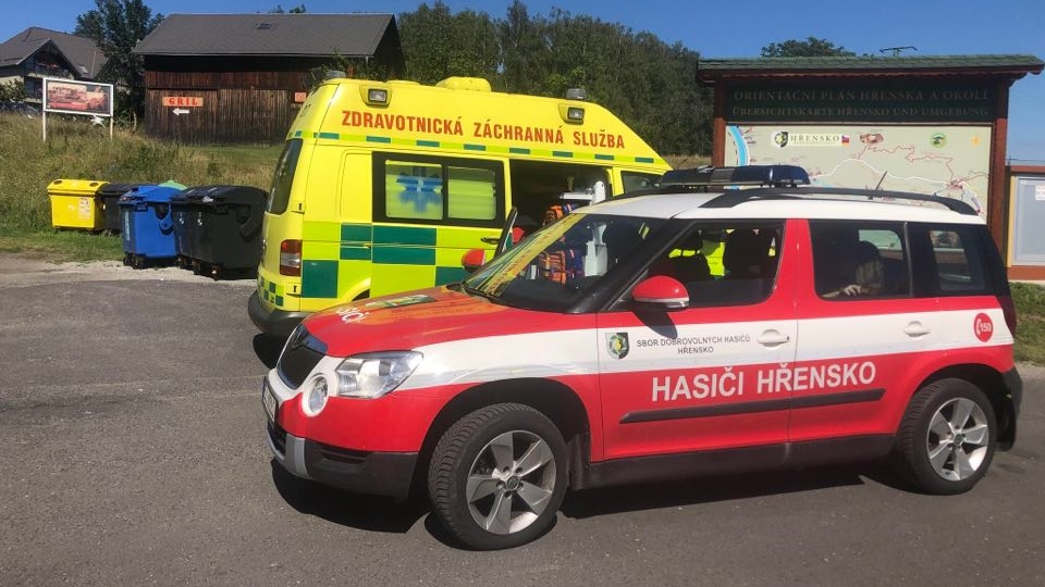 Hřensko - Seniorka si zlomila ruku. K sanitce ji pomohli místní hasiči