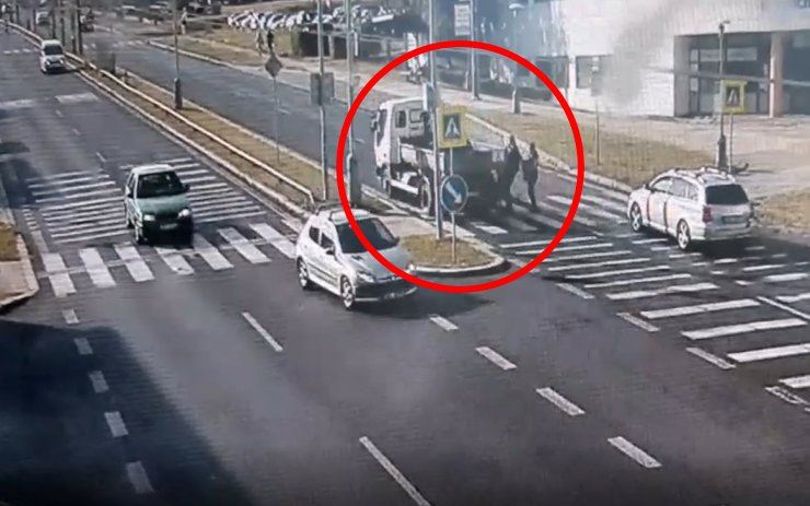 VIDEO: Náklaďák jen těsně minul lidi s dítětem na přechodu! Po řidiči pátrá policie