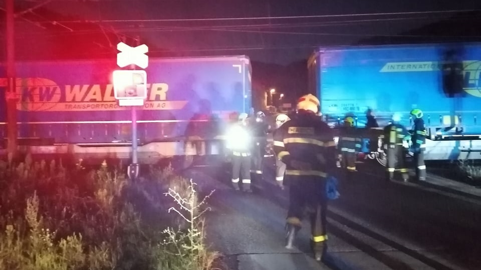 Pět hasičských jednotek vyjelo k nahlášenému požáru vagónu nákladního vlaku