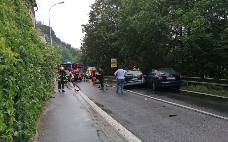 AKTUÁLNĚ OBRAZEM: Střet dvou aut a dodávky uzavřel silnici, tvoří se kolony