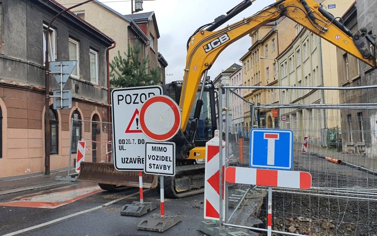 Uzavírka Teplické ulice se opět prodlužuje. Stavbu zpomalil skalní masiv