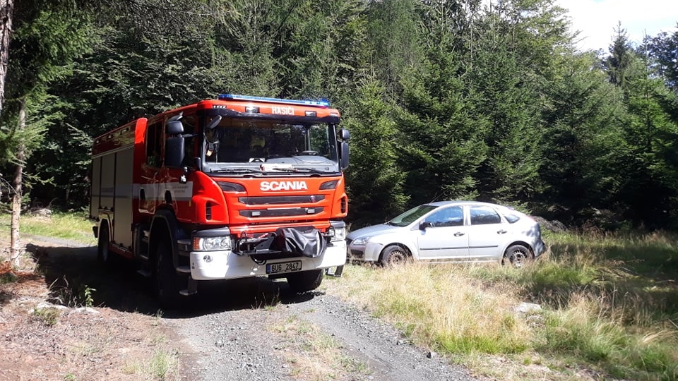 Nad Libouchcem hořel strom a okolní hrabanka. Na místo jeli hasiči z Petrovic. K požáru museli pěšky