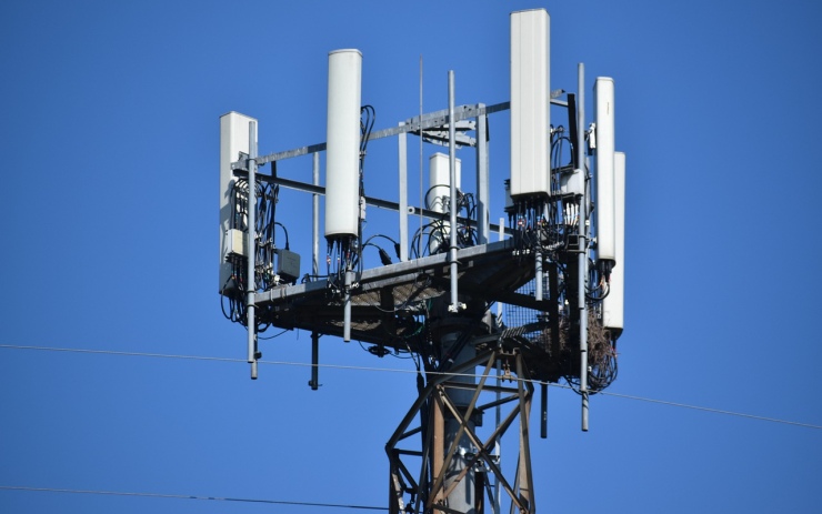 Zavádění 5G sítí pokračuje, města však často bojují s dezinformacemi