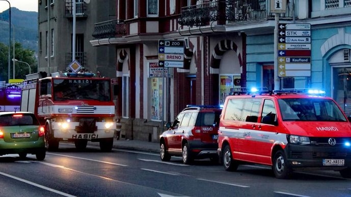 K nahlášenému požáru v bytě vyjely dvě jednotky hasičů, profesionální i dobrovolní